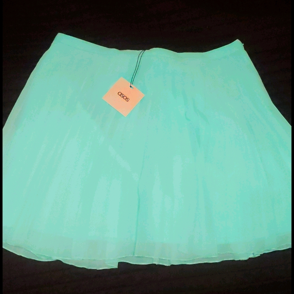 Pleated skirt.